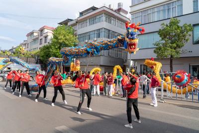 反向“县域游”成新宠 丽江县城“五一”各展魅力