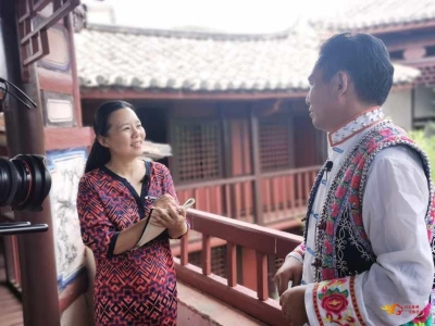 中国新艺术音乐歌唱家龚琳娜到姚安进行艺术采风