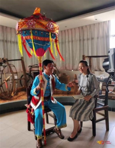 中国新艺术音乐歌唱家龚琳娜到姚安进行艺术采风