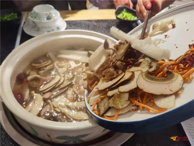 又是一年野菌香，上山拾菌约起来！