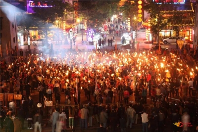 一入夜，彝人古镇便美的心醉！快来打卡