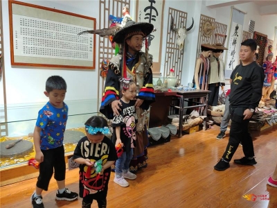 双柏县文化馆迎来国庆第一批旅游团