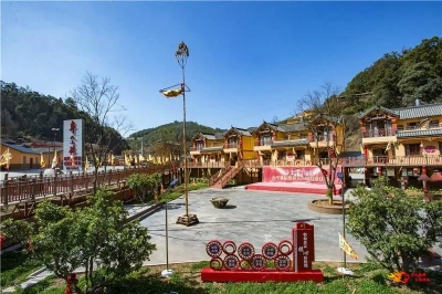 【楚雄乡村游】喝拦门酒、品彝家菜、跳左脚舞……周末出游，就到南华咪依噜风情谷！