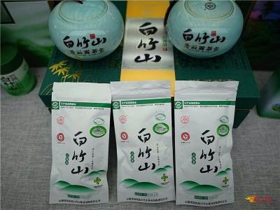 双柏：高山茶园美如画，茶农“画中”采茶忙