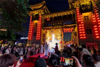 五一假期，伟光汇通西南区各小镇演绎中华文化，定格欢乐瞬间