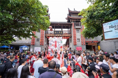五一假期，伟光汇通西南区各小镇演绎中华文化，定格欢乐瞬间
