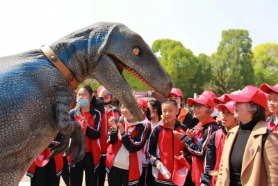 花车巡游、科探趣玩、穿越侏罗纪……暑期狂欢到这里～