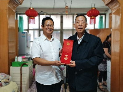 楚雄州文旅系统开展“七一”走访慰问活动，为老党员颁发“光荣在党50年”纪念章