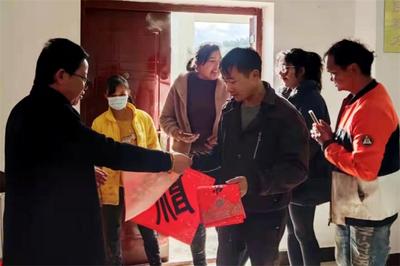 南华县开展“迎新春·送春联”文化惠民活动