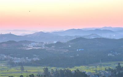 南华春天的云海日出，是一幅幅绝美的水墨丹青！