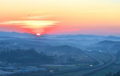 南华春天的云海日出，是一幅幅绝美的水墨丹青！