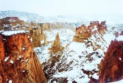 大雪中的浪巴铺土林，原始粗犷中更显奇崛壮丽！