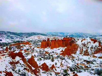 大雪中的浪巴铺土林，原始粗犷中更显奇崛壮丽！
