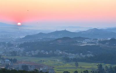 南华春天的云海日出，是一幅幅绝美的水墨丹青！