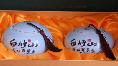 楚雄双柏县：采摘春茶第一芽  白竹山上茶飘香