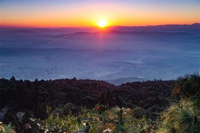 湖蓝、叶黄、果缤纷……遇见楚雄彩色的冬天！