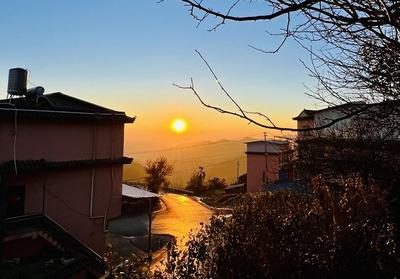 南华县五街镇：日出映霞光 