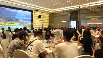 文山州旅游推介会在长沙举行 网红副局长以歌会老友