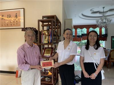 “七一”慰问老党员 不忘初心送关怀