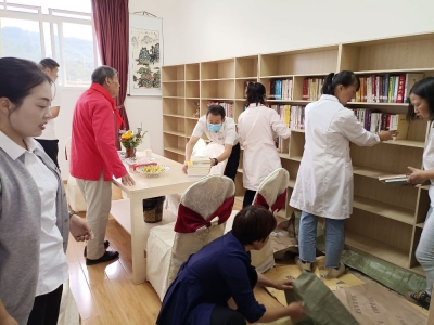 大理巍山图书馆图书服务送上门 敬老院里夕阳暖