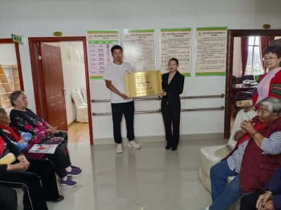 大理巍山图书馆图书服务送上门 敬老院里夕阳暖