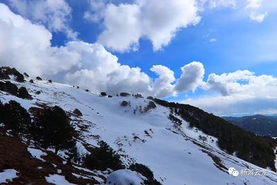 云龙：蓝天白云映衬下的雪景素装分外美