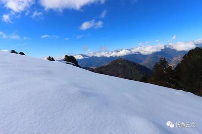 大理云龙：蓝天白云映衬下的雪景素装分外美