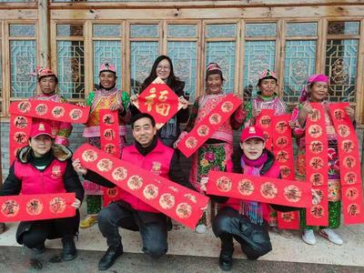 巍山：春联送进彝家寨  安置点里年味浓
