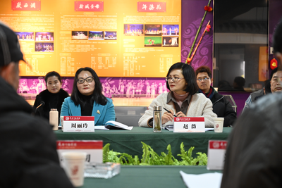 专家、主创召开歌舞剧《七彩云霞》座谈会，大理州文化和旅游局党组书记、局长赵薇出席并讲话
