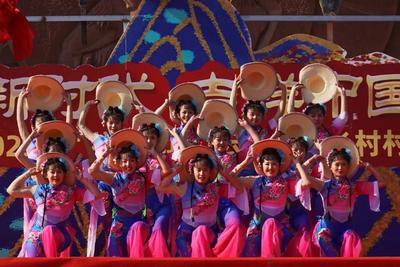 一场精彩村晚 不足百户山村竟吸引4万人到场打卡——祥云七宣探索乡村公共文化空间新路径