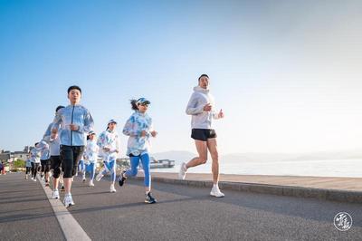 世界冠军孙英杰领跑洱海生态廊道追风开跑活动
