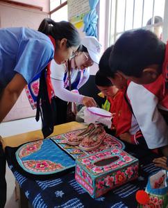 漾濞县文化和旅游局到白章完小开展“六一”慰问活动