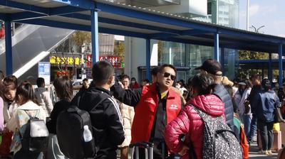 春节服务“不打烊” “志愿红”为大理旅游热添彩