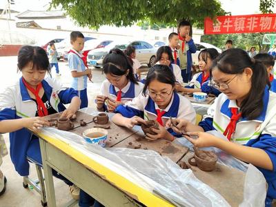 揉泥、拉胚、刻纹......这个“玩泥巴”活动你参加了吗？
