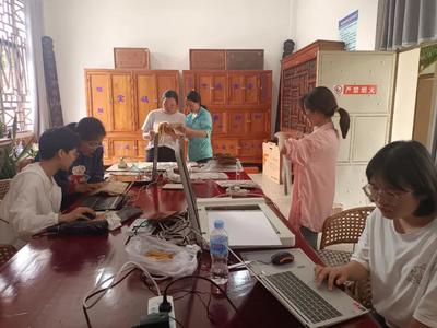 云南大学师生帮助巍山县图书馆整理民间历史文献