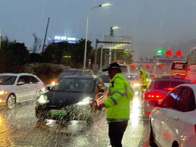 游客5萬+，暴雨+擁堵！看大理交警如何“劈波斬浪”
