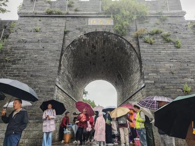 大理古城迎旅游高峰，多部门联动疏堵保畅