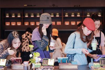 可以带走的“云南”！“双节”期间超10万人次打卡“云南礼物·一湖清翠”